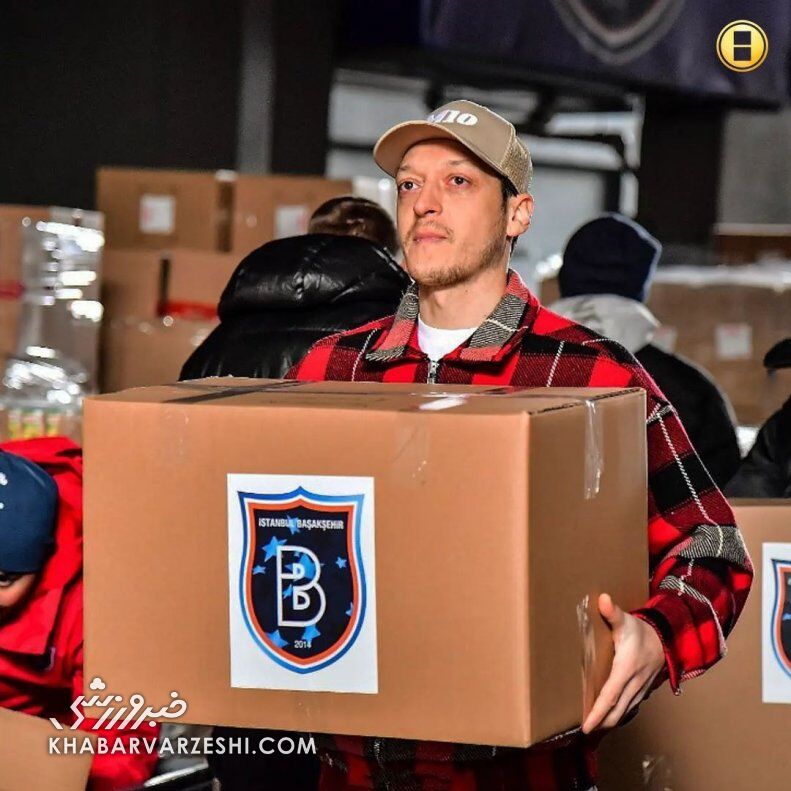 عکس| حضور مسوت اوزیل در مناطق زلزلهزده/ ستاره ترکیهای امدادگر شد