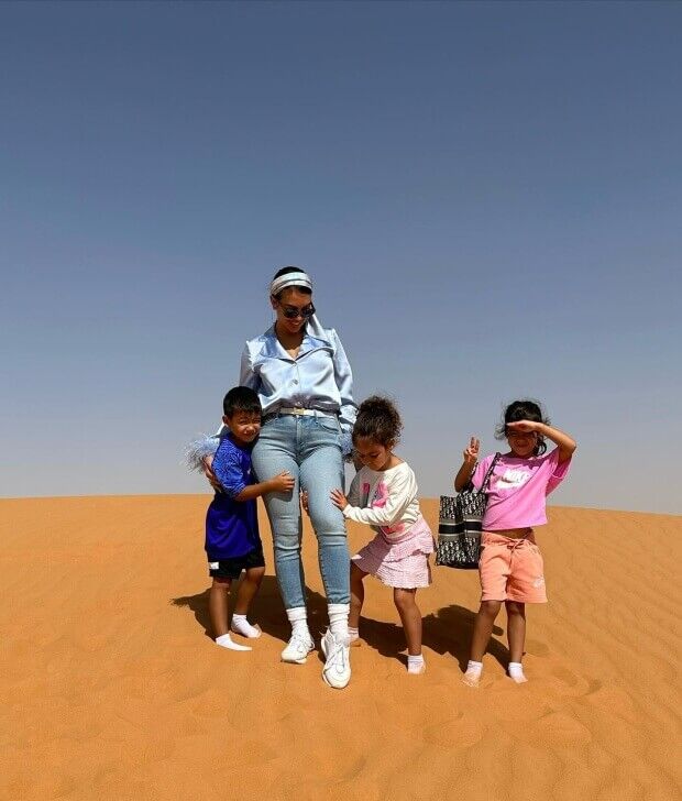 عکس| رونمایی نامزد رونالدو از هدیه نجومی کریس وسط صحرای عربستان 