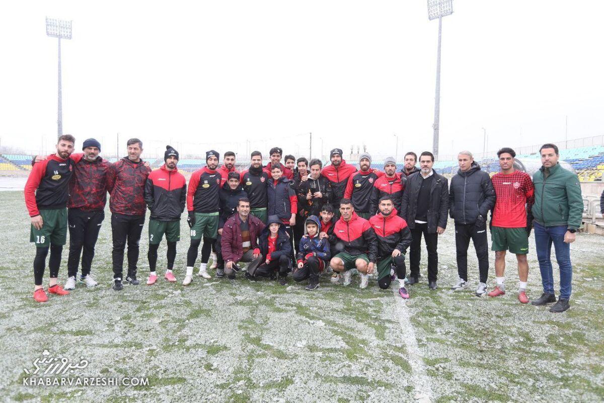 عکس| پرسپولیس در برف تهران تمرین کرد/ مهمانان خاص قرمزها به ورزشگاه آمدند