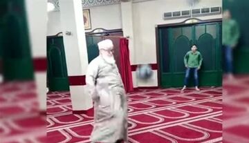 ویدیو| خشم مردم از فوتبال بازی کردن یک امام جماعت در مسجد/ هنرنمایی روحانی مسن باعث جنجال شد!