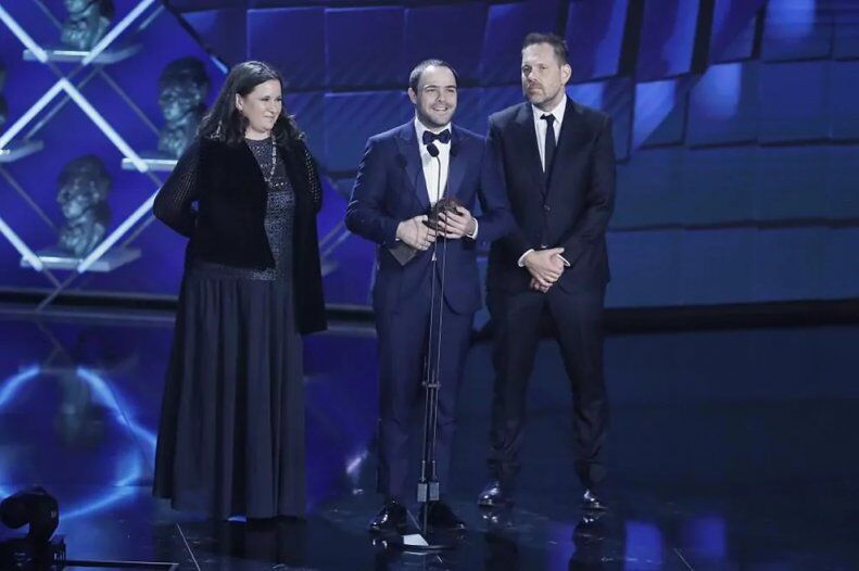 عکس| قهرمان جام جهانی ۲۰۲۲ سورپرایز شد/ کارگردان فیلم «آرژانتین ۱۹۸۵» جایزهاش را به مسی تقدیم کرد