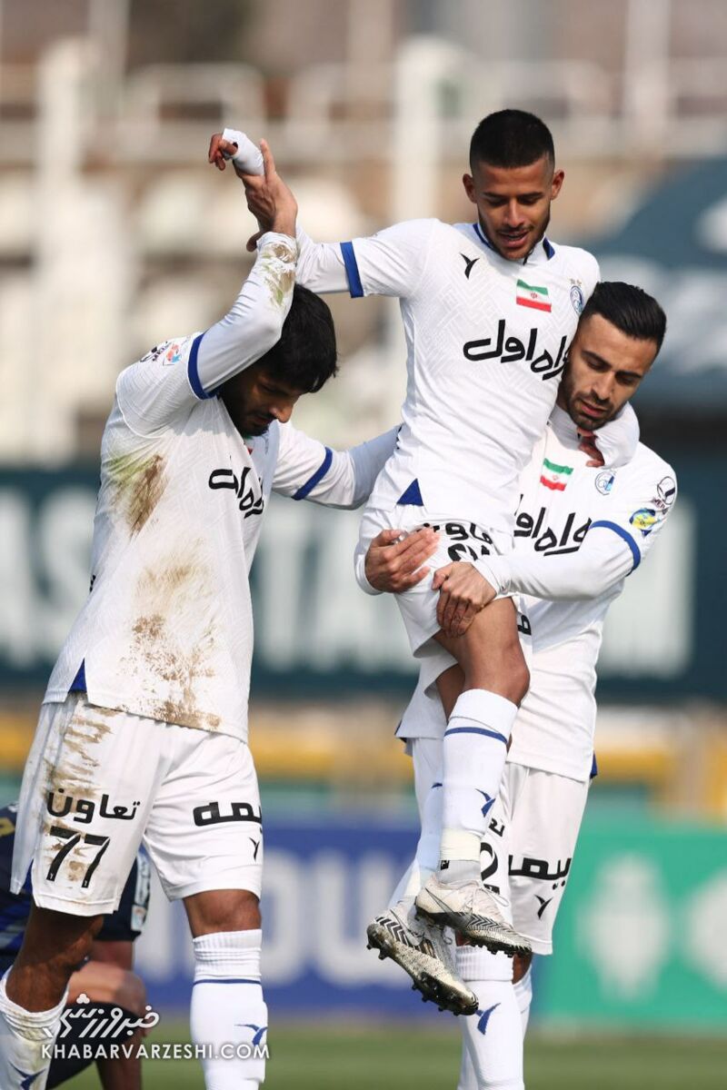 عکس| باشوی کوچک استقلال روی دوش ارسلان