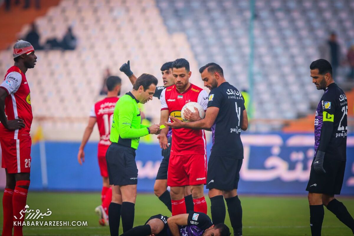  این داور با این قد چرا بازی پرسپولیس را سوت زد؟/ گل‌محمدی حق داشت به گل هوادار معترض شود