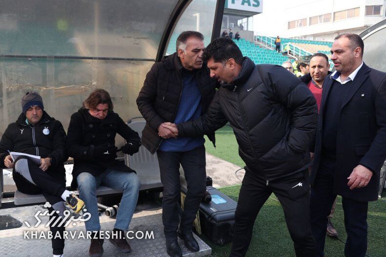 عکس| آغاز جنگ ساپینتو و مجتبی حسینی پیش از شروع بازی/ حرکت جنجالی سرمربی استقلال علیه دستیار سابق گلمحمدی