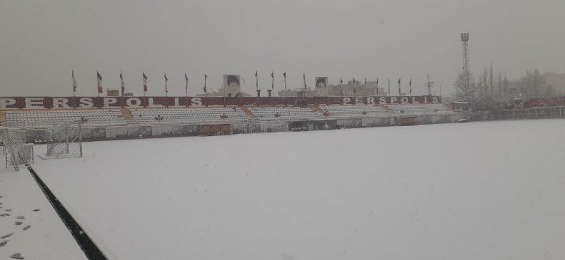 عکس| جنگ پرسپولیس و استقلال برای قهرمانی/ برف شدید دربی حساس تهران را لغو میکند؟