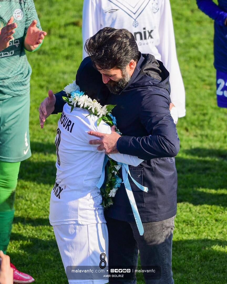 عکس| خداحافظی بانوی فوتبالیست در آغوش بازیکن سابق پرسپولیس/ لحظه احساسی در لیگ برتر بانوان