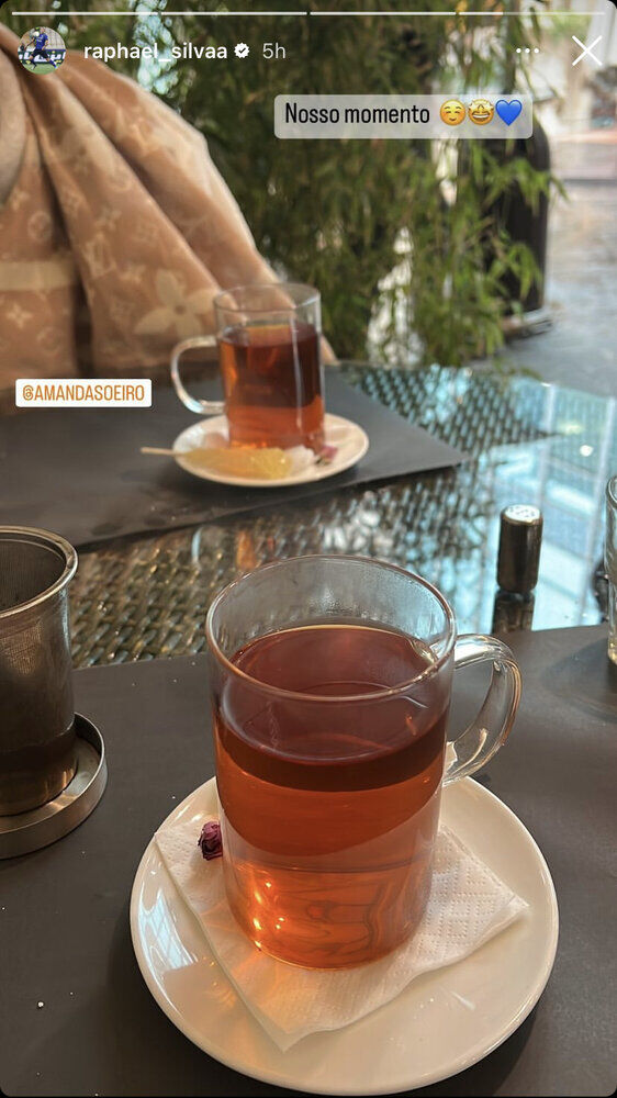 عکس| عصرانه عاشقانه مدافع استقلال در روز برفی تهران به صرف چای و نبات