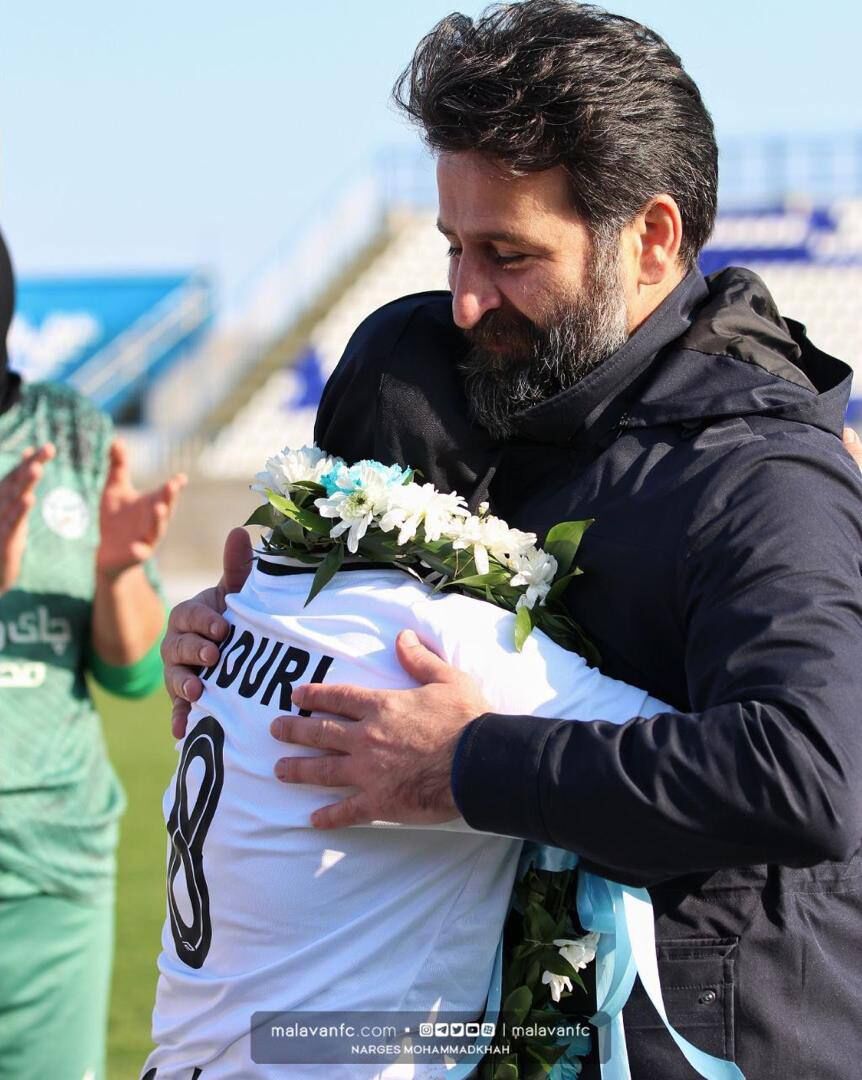 عکس| خداحافظی احساسی کاپیتان بانوان ملوان/ پگاه نوری برادرش را بغل کرد و فوتبال را بوسید