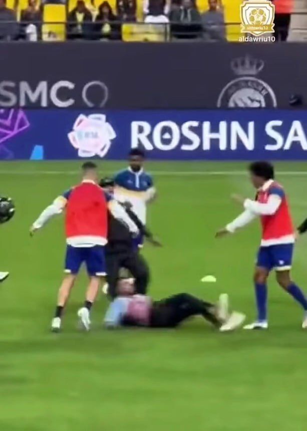 عکس| اقدام ناگهانی تماشاگر عربستانی علیه رونالدو/ کریس وسط زمین بازی از حادثه گریخت