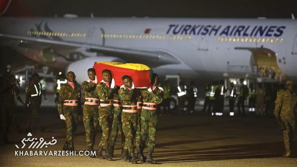 عکس| تلخترین تصویر برای فوتبال آفریقا/ پیکر بیجان مهاجم سابق چلسی به خانه برگشت