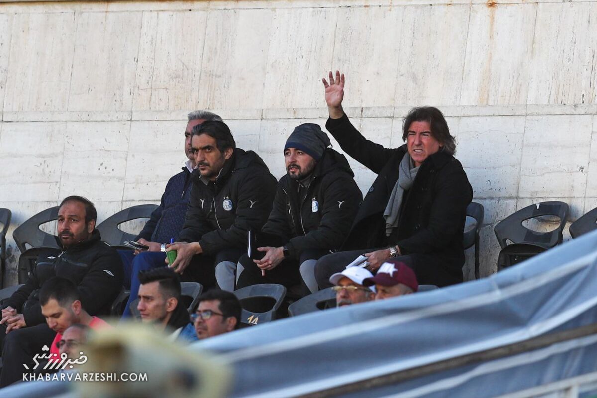 ساپینتو در جایگاه تماشاگران