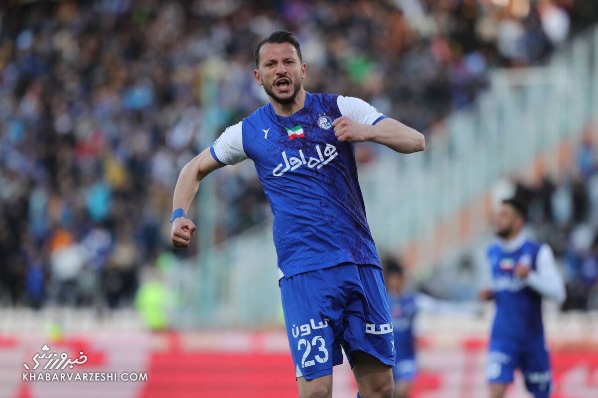 عکس| اسلحه پنهان فرهاد مجیدی به کمک ساپینتو آمد