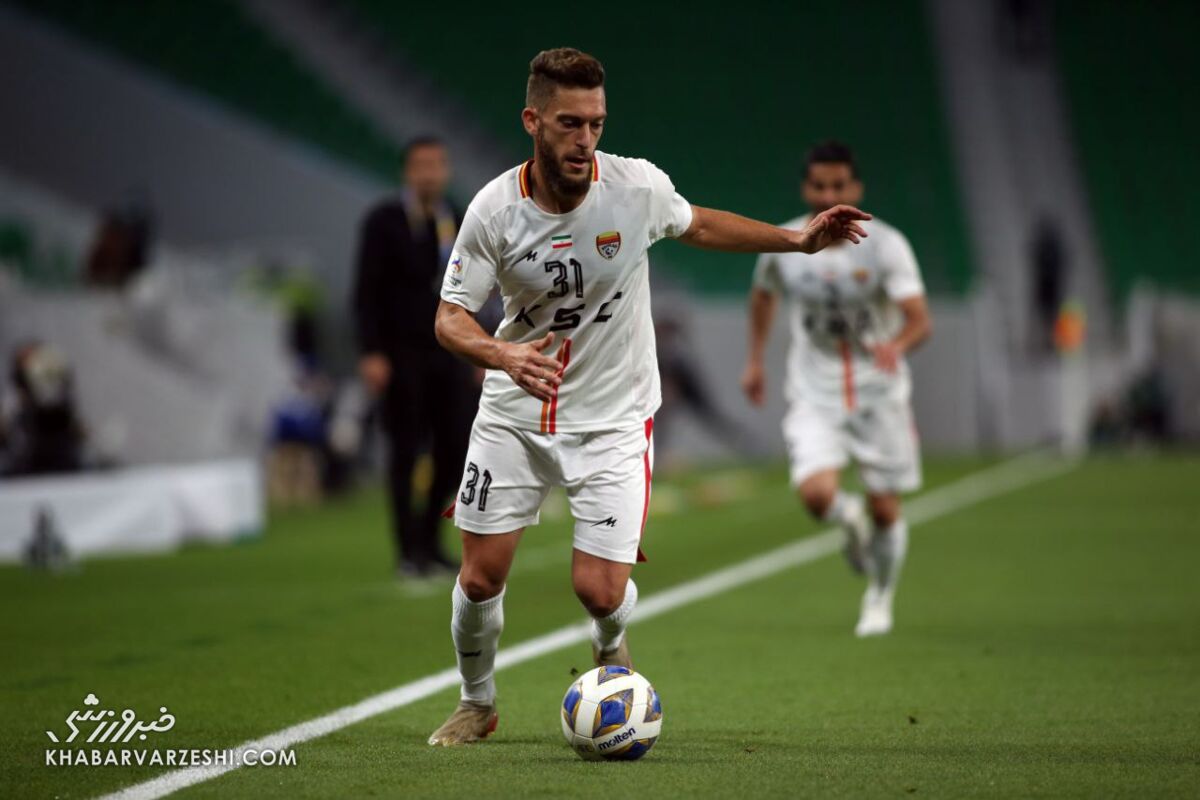 لباس قهرمان اروپا به سرمربی سابق استقلال رسید! لباس قهرمان اروپا به سرمربی سابق استقلال رسید!