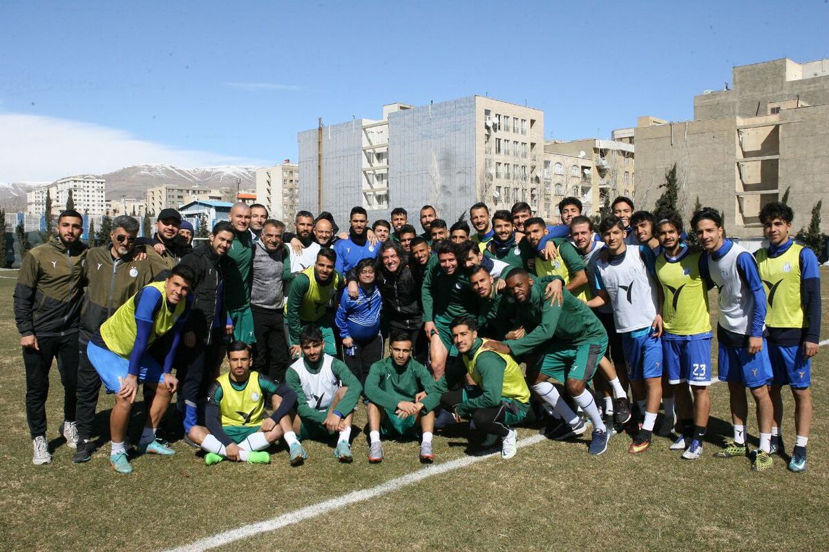 تصاویر| هوادار فرهاد مجیدی به تیم استقلال پیوست!