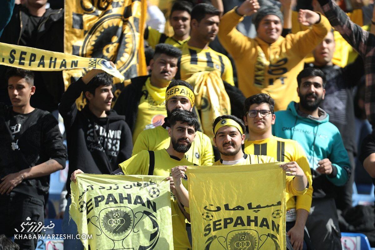 تشویق یک سپاهانی توسط پرسپولیسیها/ رخصت ۳ سرخ پوش سابق از یحیی