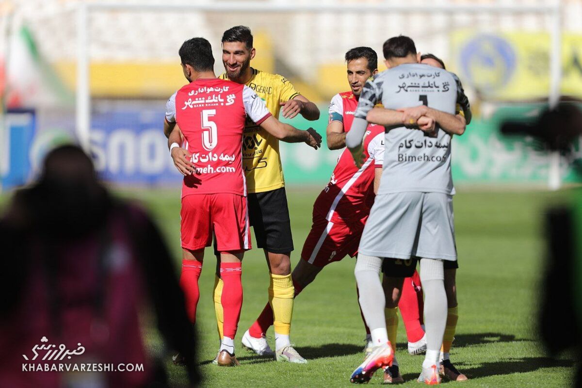 سپاهانیها یک پرسپولیسی را در تیم برنده تشویق کردند! سپاهانیها یک پرسپولیسی را در تیم برنده تشویق کردند!