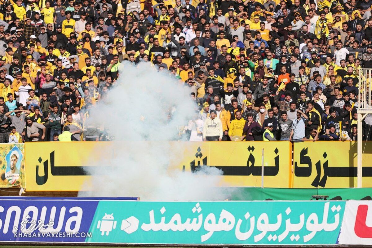 پرتاب نارنج در دیدار سپاهان و پرسپولیس