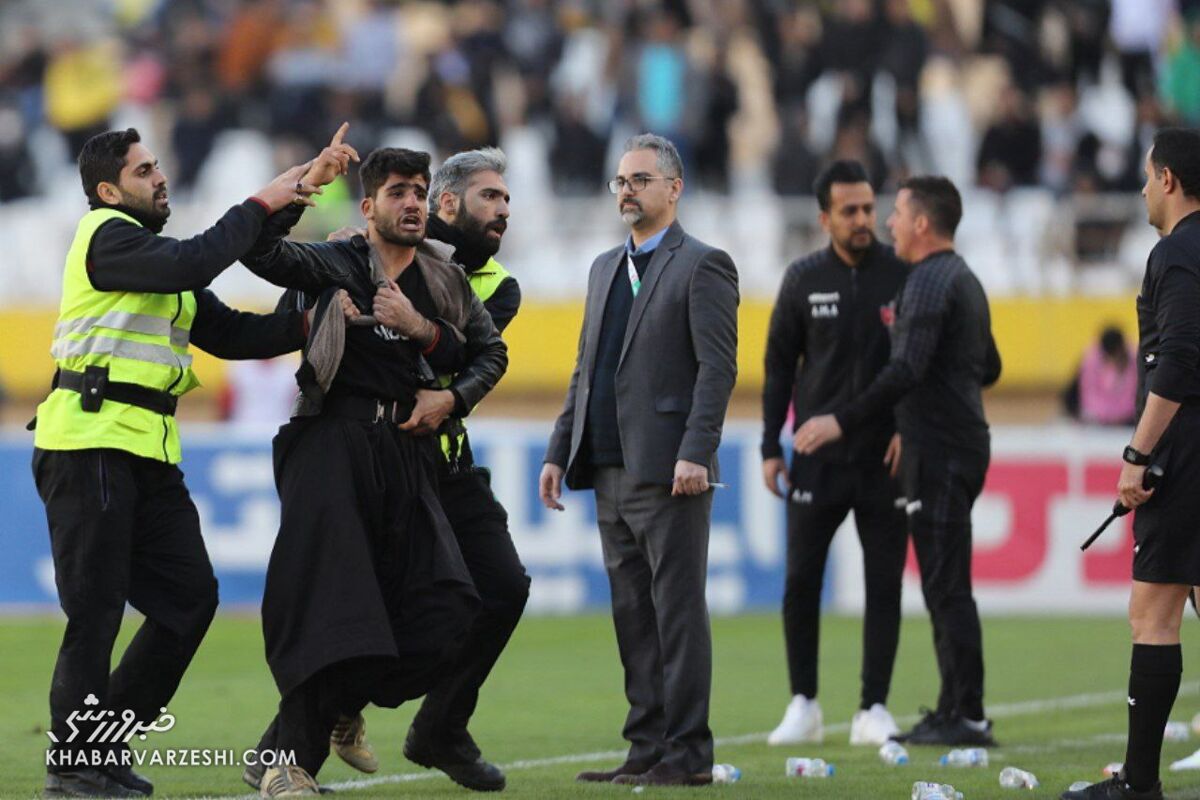 تصاویر| صحنه ای که در بازی پرسپولیس- سپاهان هیچ کس ندید/ کریم باقری و پیروانی وسط معرکه!