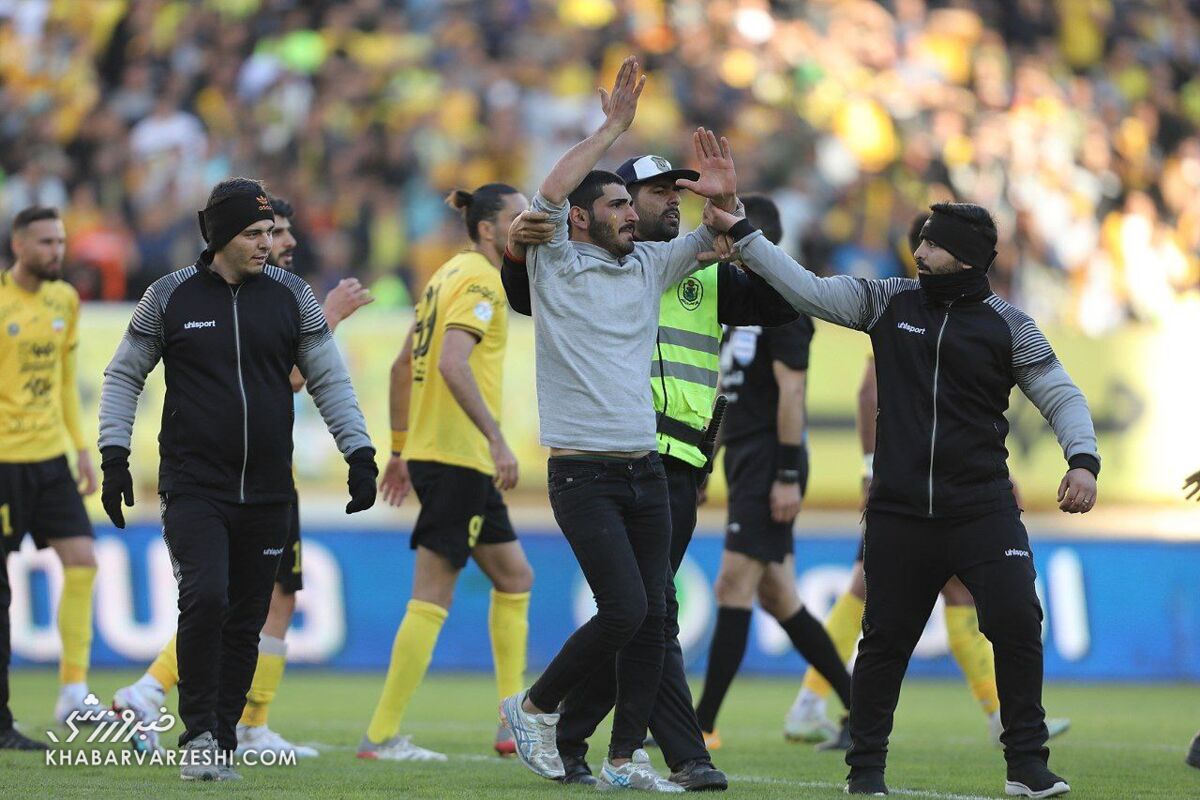 تصاویر| صحنه ای که در بازی پرسپولیس- سپاهان هیچ کس ندید/ کریم باقری و پیروانی وسط معرکه!