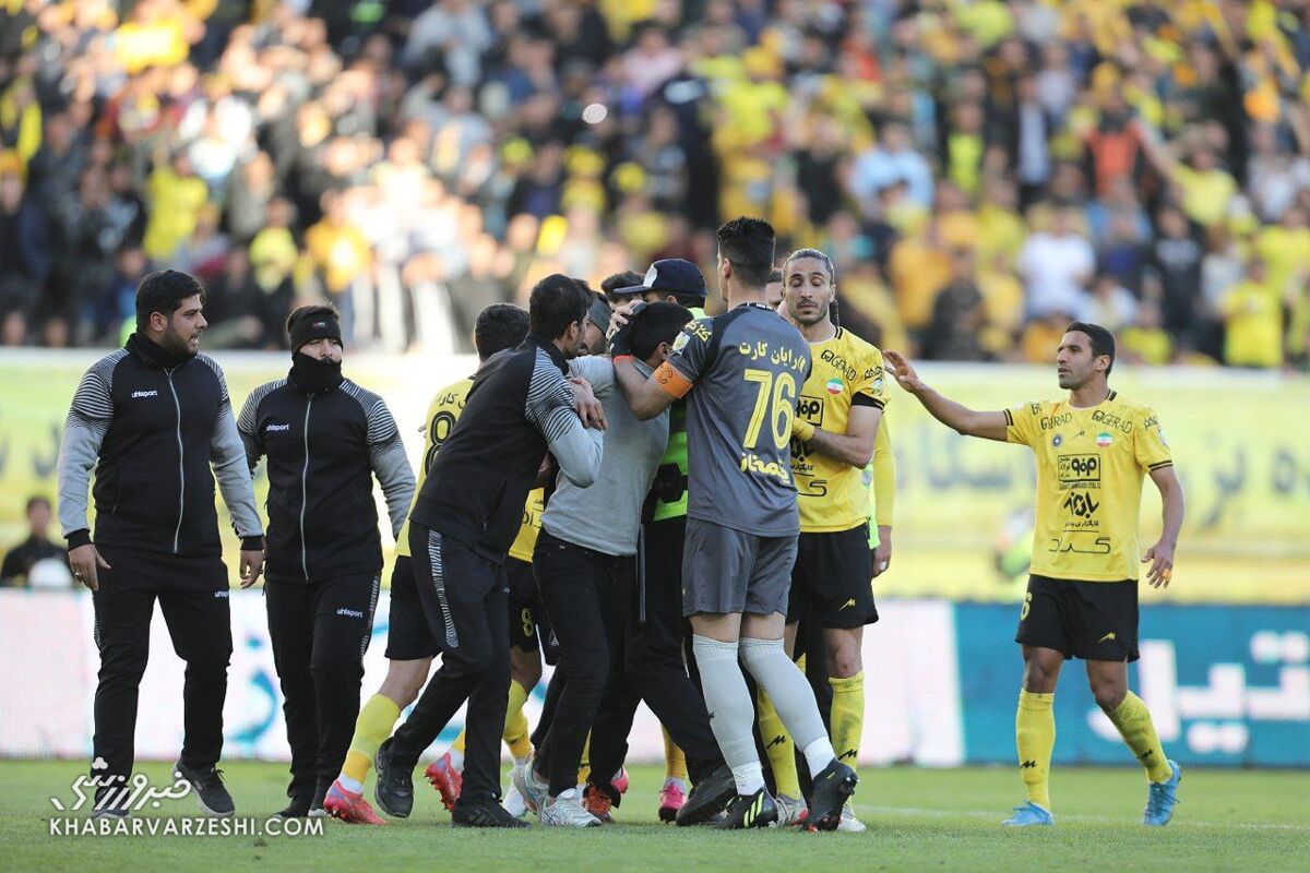 تصاویر| صحنه ای که در بازی پرسپولیس- سپاهان هیچ کس ندید/ کریم باقری و پیروانی وسط معرکه!