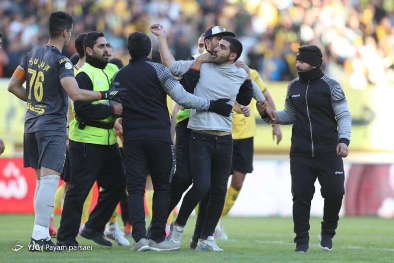 تصاویر| صحنه ای که در بازی پرسپولیس- سپاهان هیچ کس ندید/ کریم باقری و پیروانی وسط معرکه!