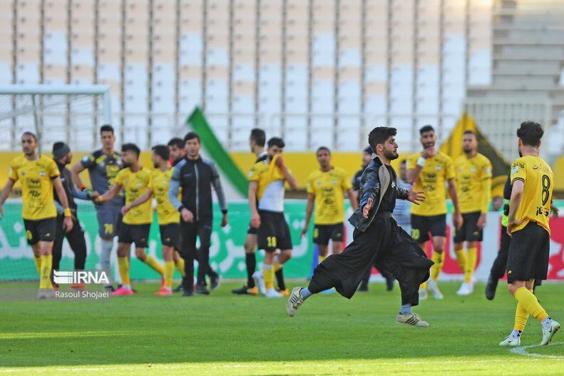 تصاویر| صحنه ای که در بازی پرسپولیس- سپاهان هیچ کس ندید/ کریم باقری و پیروانی وسط معرکه!