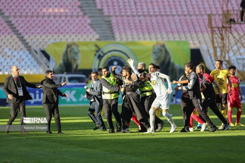 تصاویر| صحنه ای که در بازی پرسپولیس- سپاهان هیچ کس ندید/ کریم باقری و پیروانی وسط معرکه!