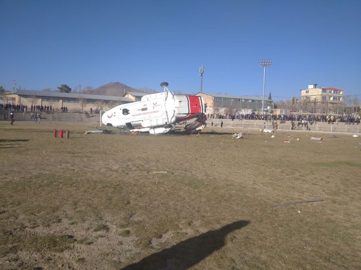عکس| نمایی دیگر از حادثه وحشتناک سقوط هلی‌کوپتر وزیر ورزش و جوانان در یک ورزشگاه