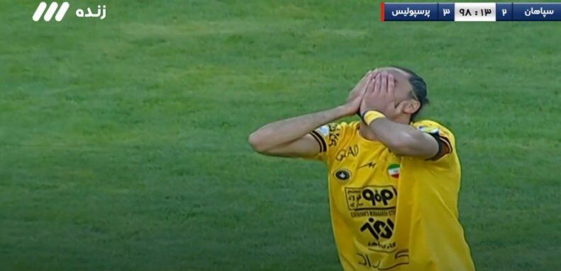 فریم به فریم با سختترین لحظات دوران ورزشی ستاره استقلالی/ زانوی غم بعد از دویدن برای هیچ!