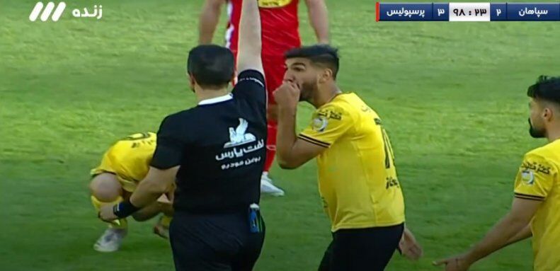فریم به فریم با سختترین لحظات دوران ورزشی ستاره استقلالی/ زانوی غم بعد از دویدن برای هیچ!