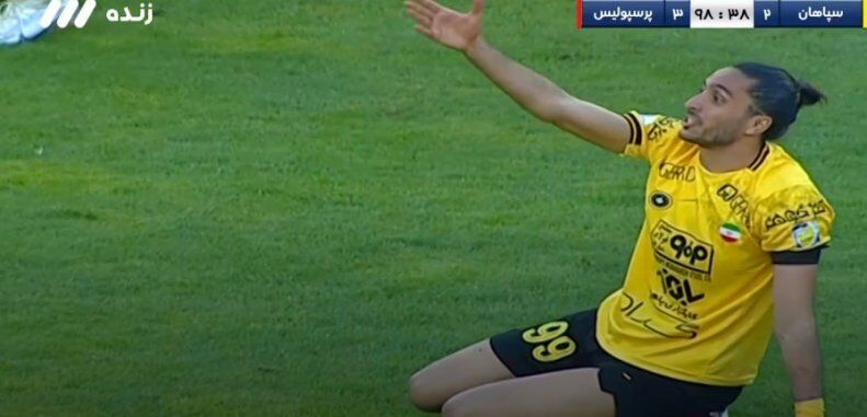 فریم به فریم با سختترین لحظات دوران ورزشی ستاره استقلالی/ زانوی غم بعد از دویدن برای هیچ!