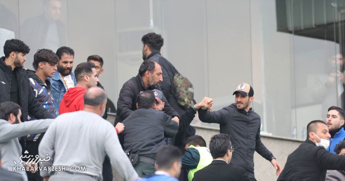 عکس| درگیری شدید محمود فکری در لیگ یک/ دعوای سرمربی استقلالی به سکوها کشیده شد