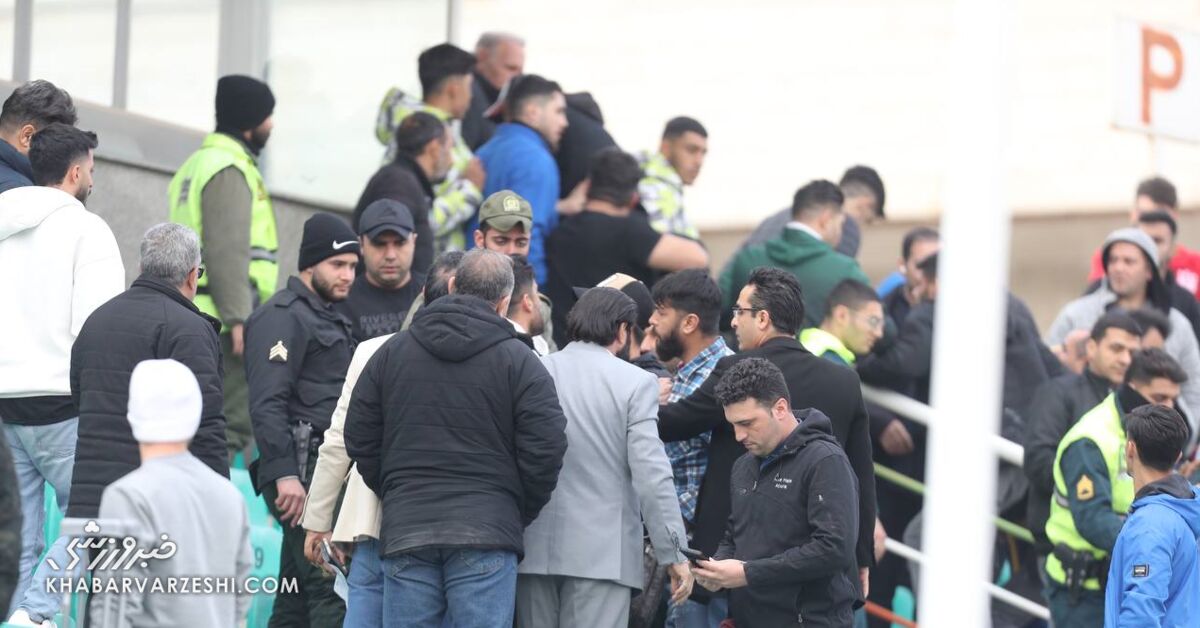 عکس| درگیری شدید محمود فکری در لیگ یک/ دعوای سرمربی استقلالی به سکوها کشیده شد