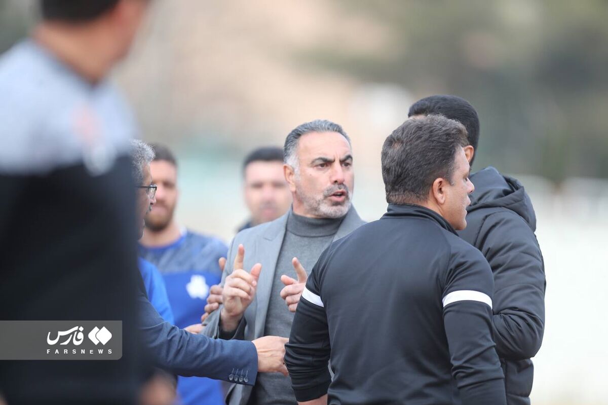 عکس| درگیری شدید محمود فکری در لیگ یک/ دعوای سرمربی استقلالی به سکوها کشیده شد