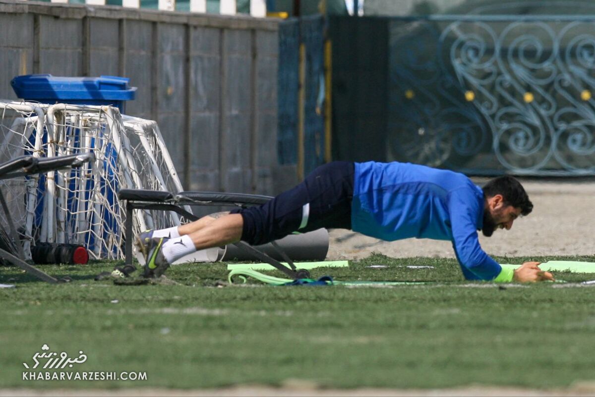 عکس| سنگربان استقلال دور از تمرینات گروهی