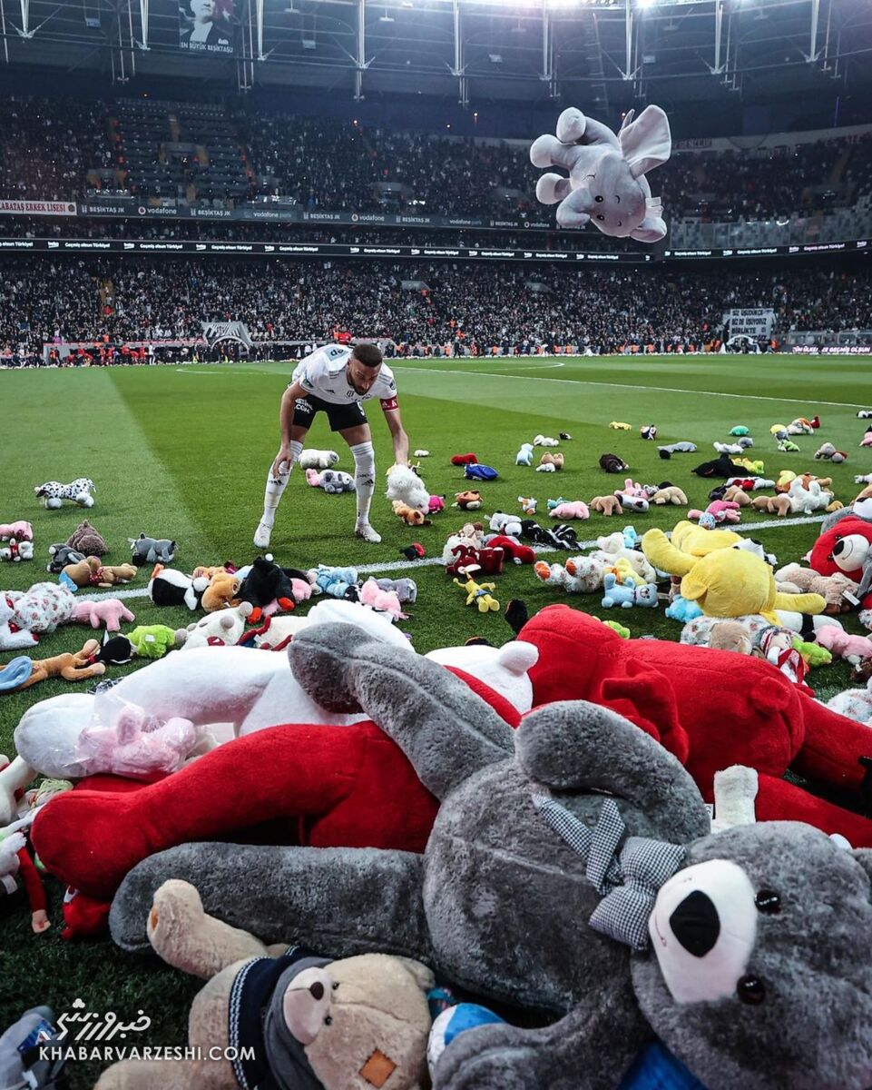 عکس| حمایت زیبای هواداران بشکتاش از کودکان زلزلهزده/ یک استادیوم پر از عروسک شد