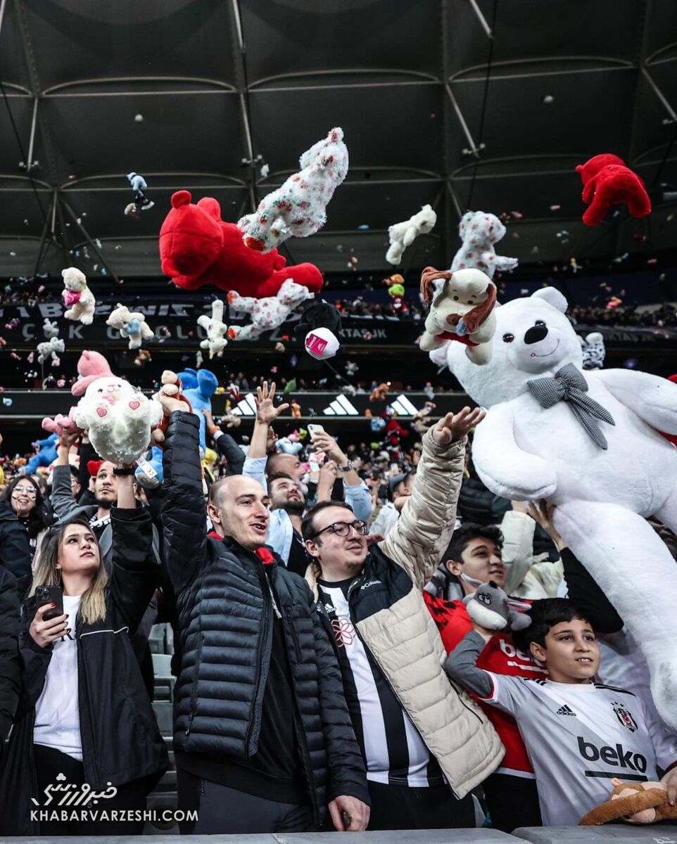 عکس| حمایت زیبای هواداران بشکتاش از کودکان زلزلهزده/ یک استادیوم پر از عروسک شد