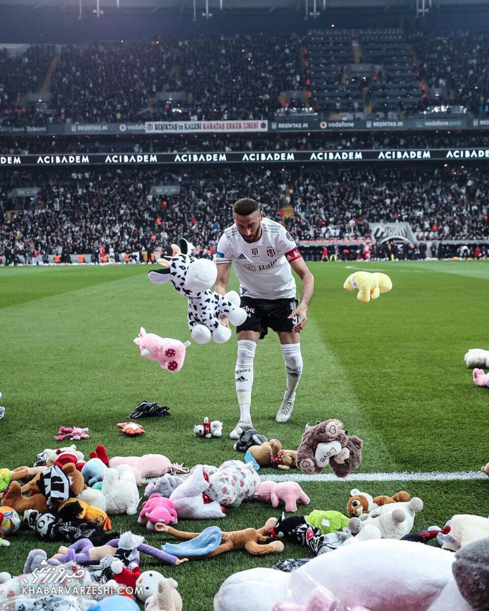عکس| حمایت زیبای هواداران بشکتاش از کودکان زلزله‌زده/ یک استادیوم پر از عروسک شد