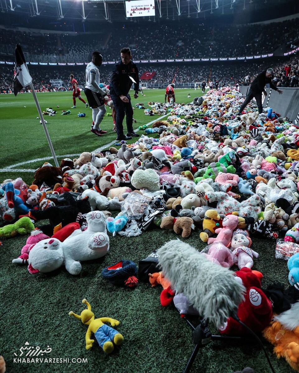 عکس| حمایت زیبای هواداران بشکتاش از کودکان زلزله‌زده/ یک استادیوم پر از عروسک شد