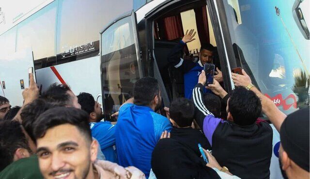 عکس| هتل استقلالیها در محاصره هواداران/ مازندرانیها سنگ تمام گذاشتند