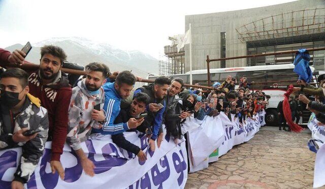 عکس| هتل استقلالیها در محاصره هواداران/ مازندرانیها سنگ تمام گذاشتند