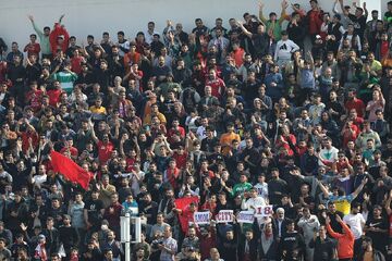 سر دادن شعار «شش‌تایی‌ها» علیه استقلال در قائمشهر/ ابراز علاقه ساپینتو به هواداران