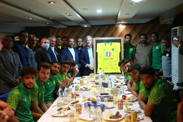 عکس| سفیر خارجی به اردوی تیم فوتبال محبوبش در ایران رفت/ به ورزشگاه هم می آیم تا برنده بازی باشیم