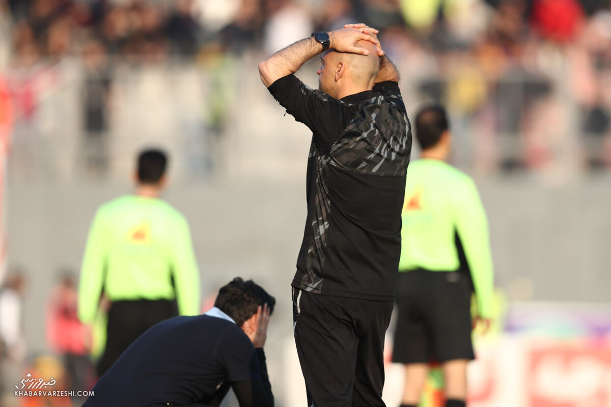 عکس| کاری که بازیکن استقلال با ۲مربی تیمش کرد؛ نشستن روی زمین از شدت ناراحتی!