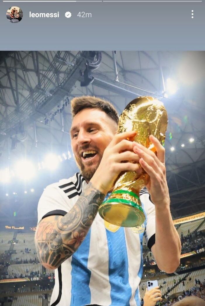 تصاویر| لیونل مسی با جام طلاییاش پُز داد/ برنده جایزه The Best جواب بنزما را داد؟