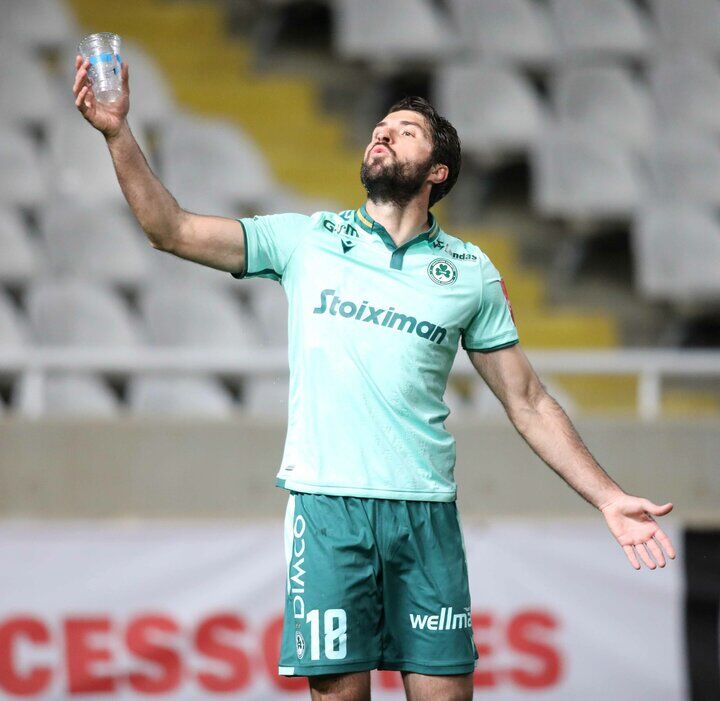 عکس| شادی جنجالی کاپیتان تیم ملی/ واکنش غیرمنتظره انصاری فرد به پرتاب بطری توسط تماشاگران