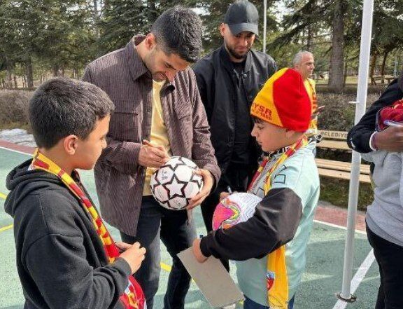 عکس| دیدار علی کریمی با زلزله‌زدگان ترکیه‌/ کودکان امضا گرفتند و خوشحال شدند