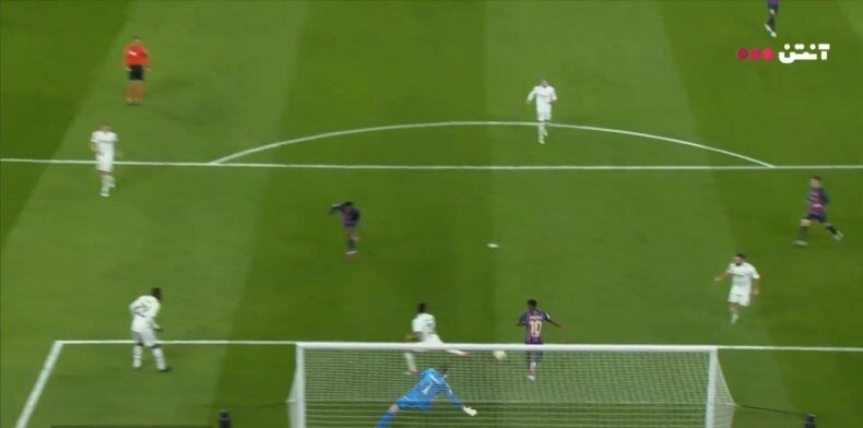 عکس| مهاجم بارسلونا نقش مدافع رئال/ آنسو فاتی یک گل را سوزاند