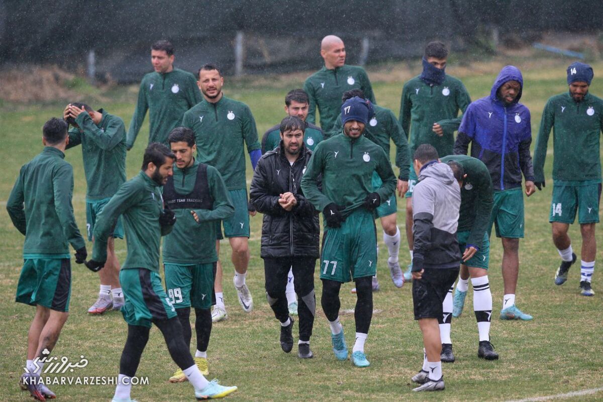 تصاویر کمتر دیده شده از تمرین استقلال/ شاگردان ساپینتو خیس آب شدند