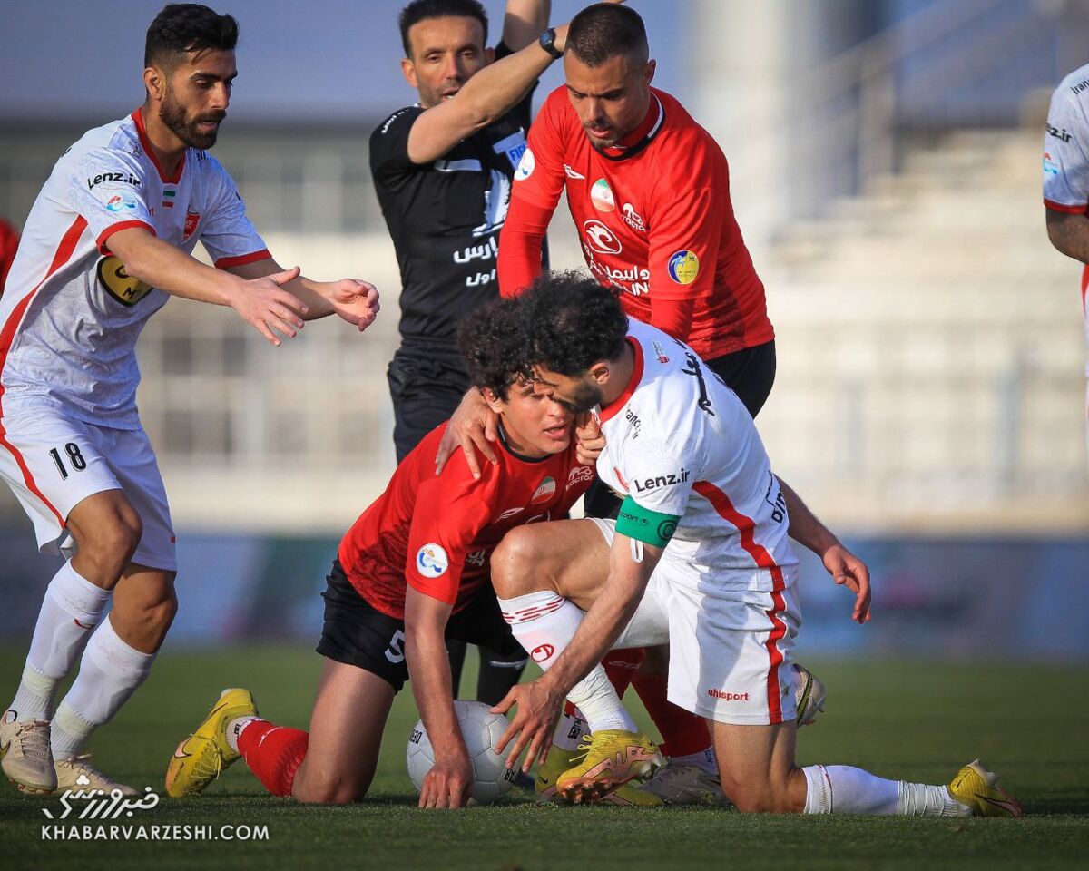 تصاویر | عجیبترین لحظه بازی پرسپولیس و تراکتور/ درگیری محبتآمیز کاپیتان سرخها و ستاره عراقی